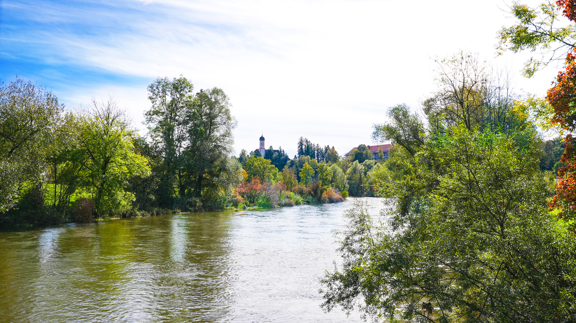 Das Kreisbildungswerk Bad Tölz-Wolfratshausen an den Ufern der Loisach im Landkreis Bad Tölz-Wolfratshausen
