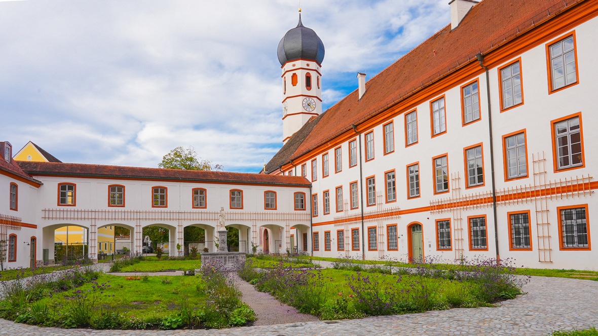 Der Klosterhof im Kloster Beuerberg, unserer Bildungsstätte des Kreisbildungswerk Bad Tölz-Wolfratshausen